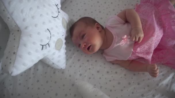 Nahaufnahme Von Niedlichen Kleinen Neugeborenen Mädchen Rosa Kleid — Stockvideo