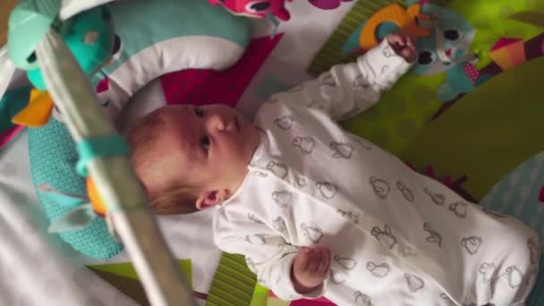 Tatlı Güzel Küçük Bebek Kız — Stok video