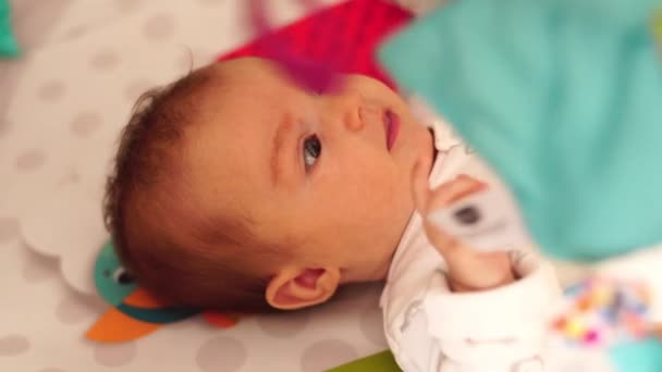 Schattige mooie kleine baby meisje — Stockvideo