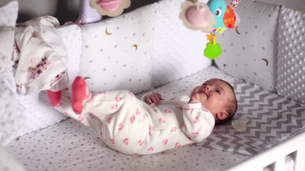 Söt härlig liten baby flicka — Stockvideo