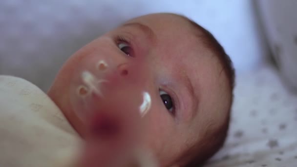 Söt härlig liten baby flicka — Stockvideo