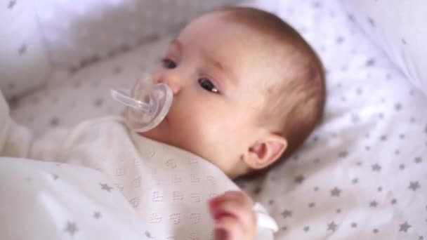 Χαριτωμένο όμορφο μικρό μωρό κορίτσι — Αρχείο Βίντεο