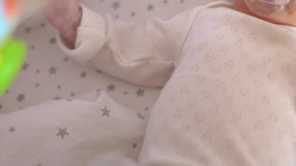 Schattige mooie kleine baby meisje — Stockvideo