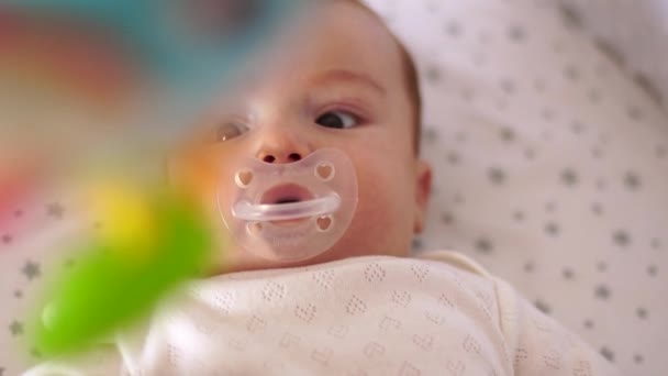 Söt härlig liten baby flicka — Stockvideo