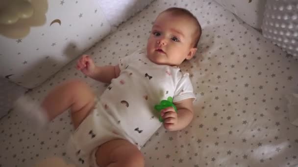 Schattige mooie kleine baby meisje — Stockvideo