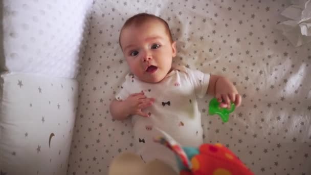 Schattige mooie kleine baby meisje — Stockvideo