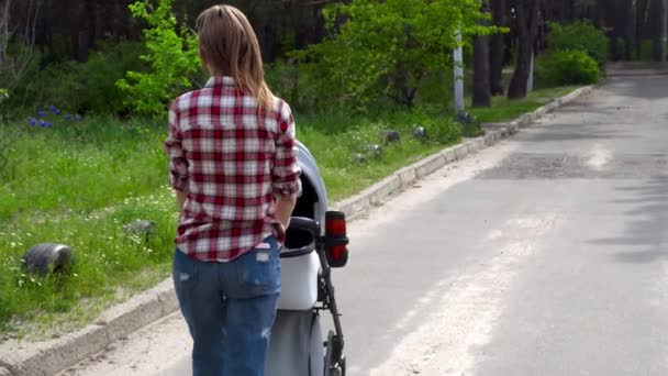 Una Giovane Madre Cammina Con Bambino Passeggino — Video Stock