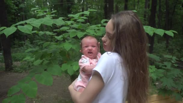 Kollarında Bebekle Genç Bir Anne — Stok video