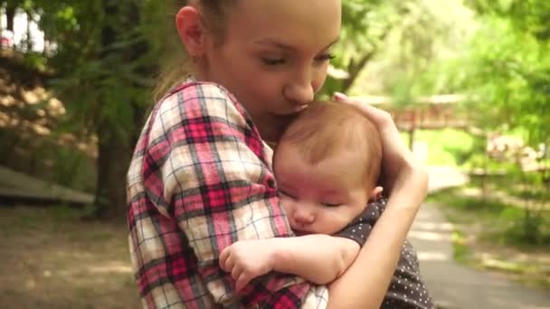 Kollarında Bebekle Genç Bir Anne — Stok video