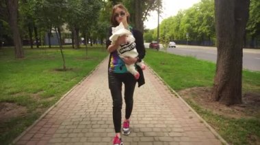 Kollarında küçük bir bebek ile şık genç anne