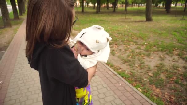 Elegante Giovane Mamma Con Piccolo Bambino Tra Braccia — Video Stock