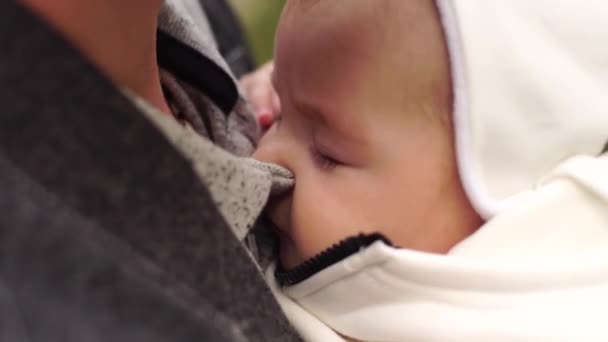 Papa Met Een Kleine Dochter Zijn Armen — Stockvideo