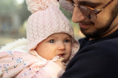 onun küçük bebek kız ile mutlu baba