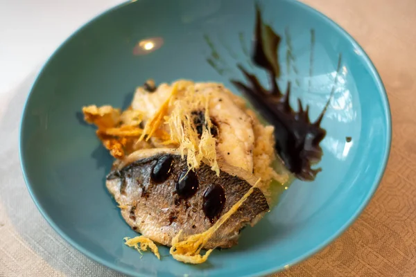 Danie smażone ryby i parmean chipy na talerzu — Zdjęcie stockowe