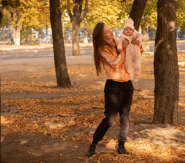 Linda madre joven con su pequeña niña — Foto de Stock