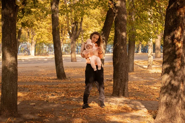 Linda madre joven con su pequeña niña — Foto de Stock