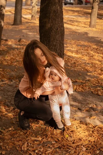 Mignon jeune mère avec sa petite fille bébé — Photo