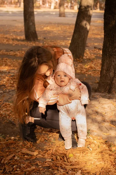 Linda madre joven con su pequeña niña — Foto de Stock