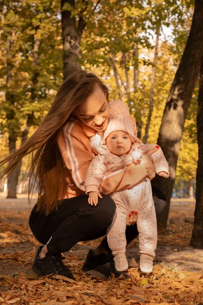 Cute young mother with her little baby girl — Stock Photo, Image