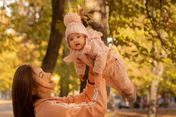 Linda madre joven con su pequeña niña — Foto de Stock