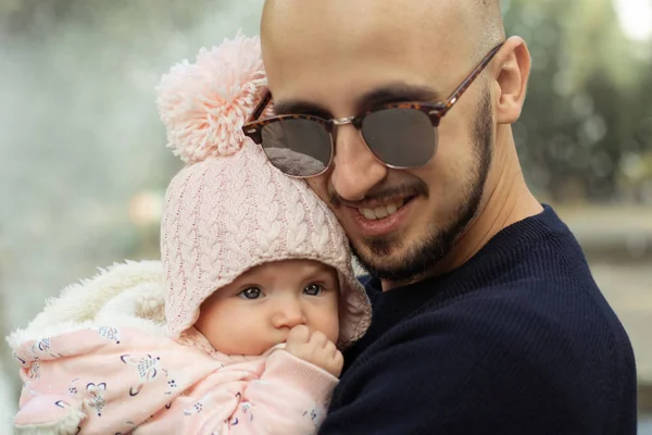 Feliz padre con su pequeña niña — Foto de Stock