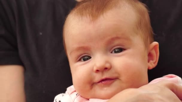 Emoties Van Een Mooie Kleine Baby Meisje — Stockvideo