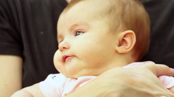 Emoties Van Een Mooie Kleine Baby Meisje — Stockvideo