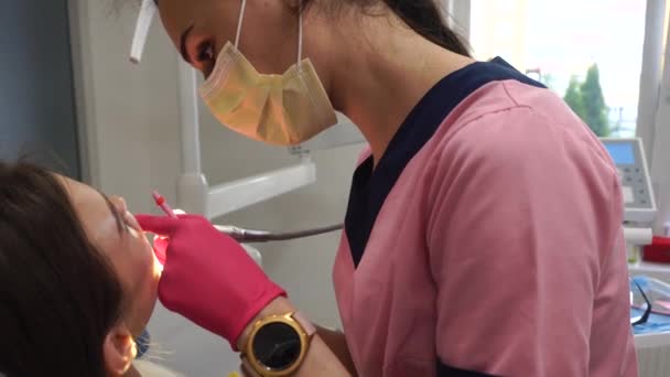 Zubař léčit zuby pacienta — Stock video