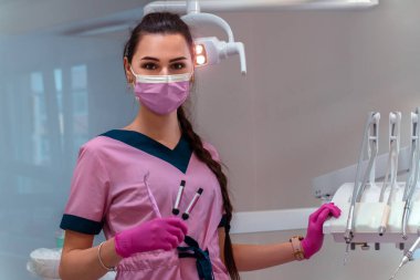 Klinikte pembe üniformalı diş eti.