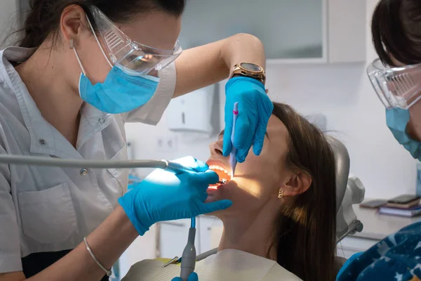 Portret Dentysty Asystentem Leczy Zęby Dziewczynie Klinice — Zdjęcie stockowe