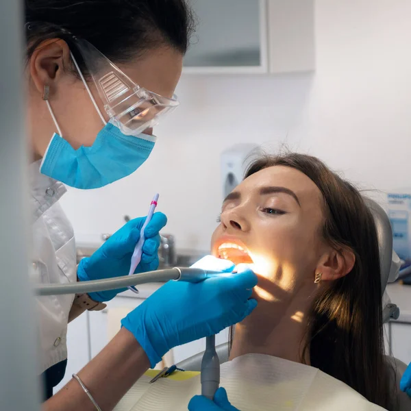 Dişçinin Kare Fotoğrafı Güzel Bir Hastanın Dişlerini Tedavi Eder — Stok fotoğraf
