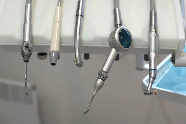 Primer plano de un conjunto de herramientas para el tratamiento dental —  Fotos de Stock