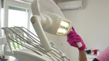 Diş tedavisi sonrası hasta klinikte gülümsüyor