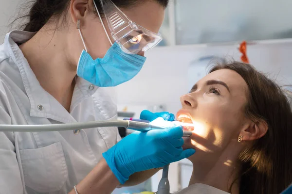 Retrato Dentista Trata Dentes Para Uma Menina Uma Clínica — Fotografia de Stock