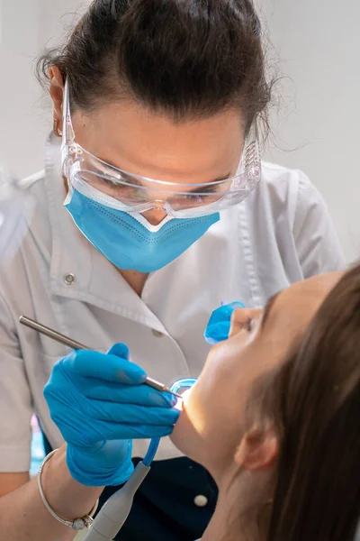 Portrait Dentist Treats Teeth Girl Clinic — Stock Photo, Image