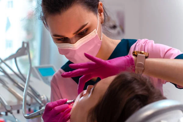 Dentista Uniforme Rosa Tratar Dentes Belo Paciente — Fotografia de Stock