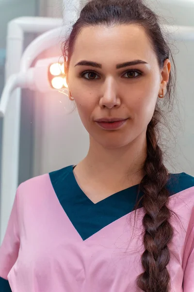 Beautiful Dentis Pink Uniform Smiles Camera Clinic — Stock Photo, Image