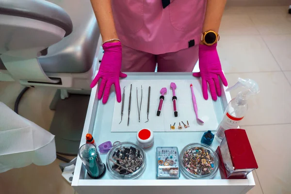 Manos Del Dentista Guantes Rosados Herramientas Tratamiento Dental — Foto de Stock