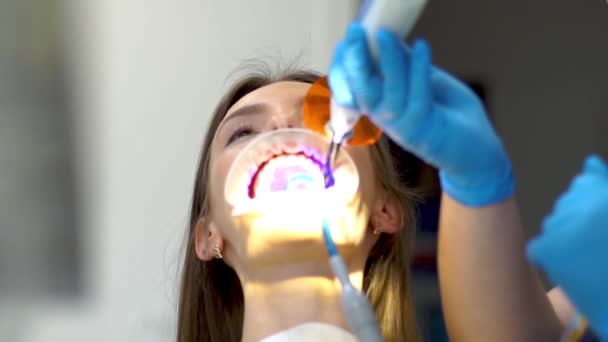 Стоматолог Неформальной Форме Лечит Женские Зубы Клинике — стоковое видео