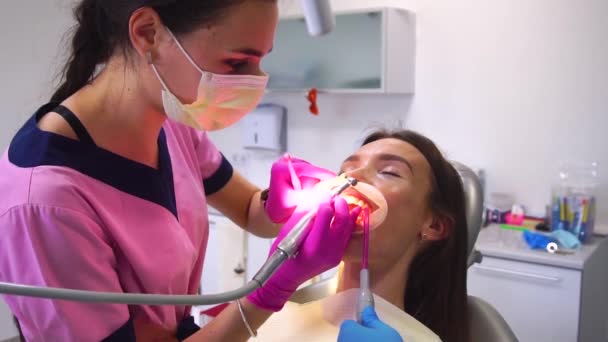 Dentista Tratar Dentes Paciente Bonito — Vídeo de Stock