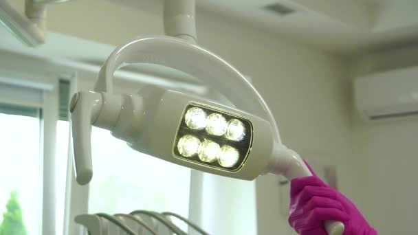 Dentysta Rękawiczce Dopasowuje Lampę Dla Pacjenta Klinice — Wideo stockowe
