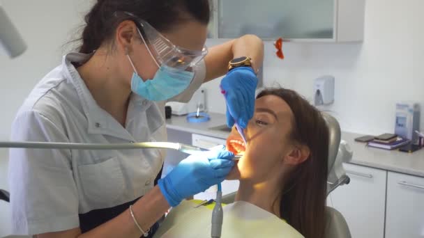 Zubař Uniformě Zachází Dívčí Zuby Klinice — Stock video