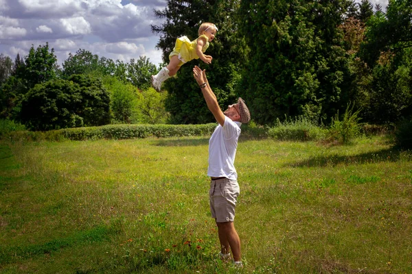 Élégant jeune papa s'amuser avec sa petite fille — Photo