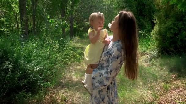 Charmante jeune maman s'amuse avec sa petite fille au parc — Video