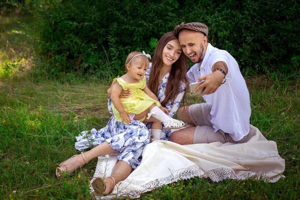 Stilvolle Junge Familie Macht Selfie Beim Picknick Eltern Mit Kleiner — Stockfoto