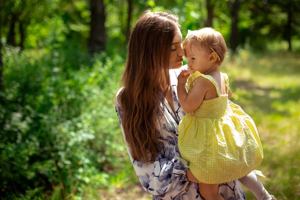 Mooie Jonge Moeder Het Hebben Van Plezier Met Haar Kleine — Stockfoto