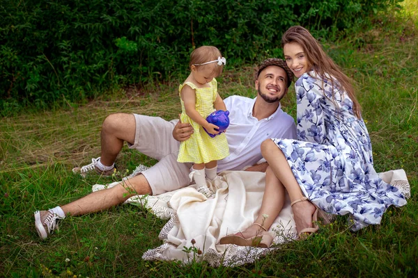 Feliz Familia Divirtiéndose Parque Padres Con Hija Relajándose Aire Libre — Foto de Stock