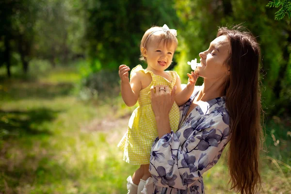 Vrolijke Jonge Moeder Hebben Plezier Met Haar Dochtertje Tuin — Stockfoto