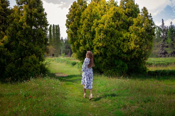 Glamour Dam Går Lång Klänning Den Gröna Trädgården — Stockfoto