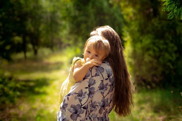 Cutie Mały Dziewczynka Yellos Sukienka Przytula Jej Matka Zielony Ogród — Zdjęcie stockowe
